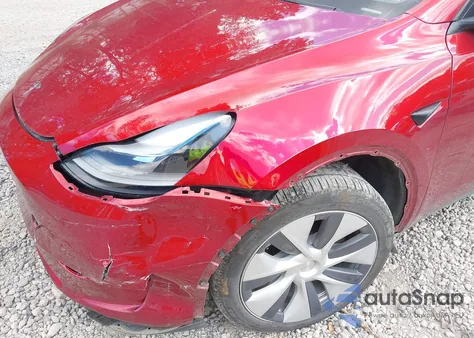 2024 Tesla Model Y Long Range Dual Motor All-Wheel Drive z USA, uszkodzony, nr VIN 7SAYGDEE2RA241406